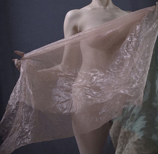 Put on a veil&nbsp;softly